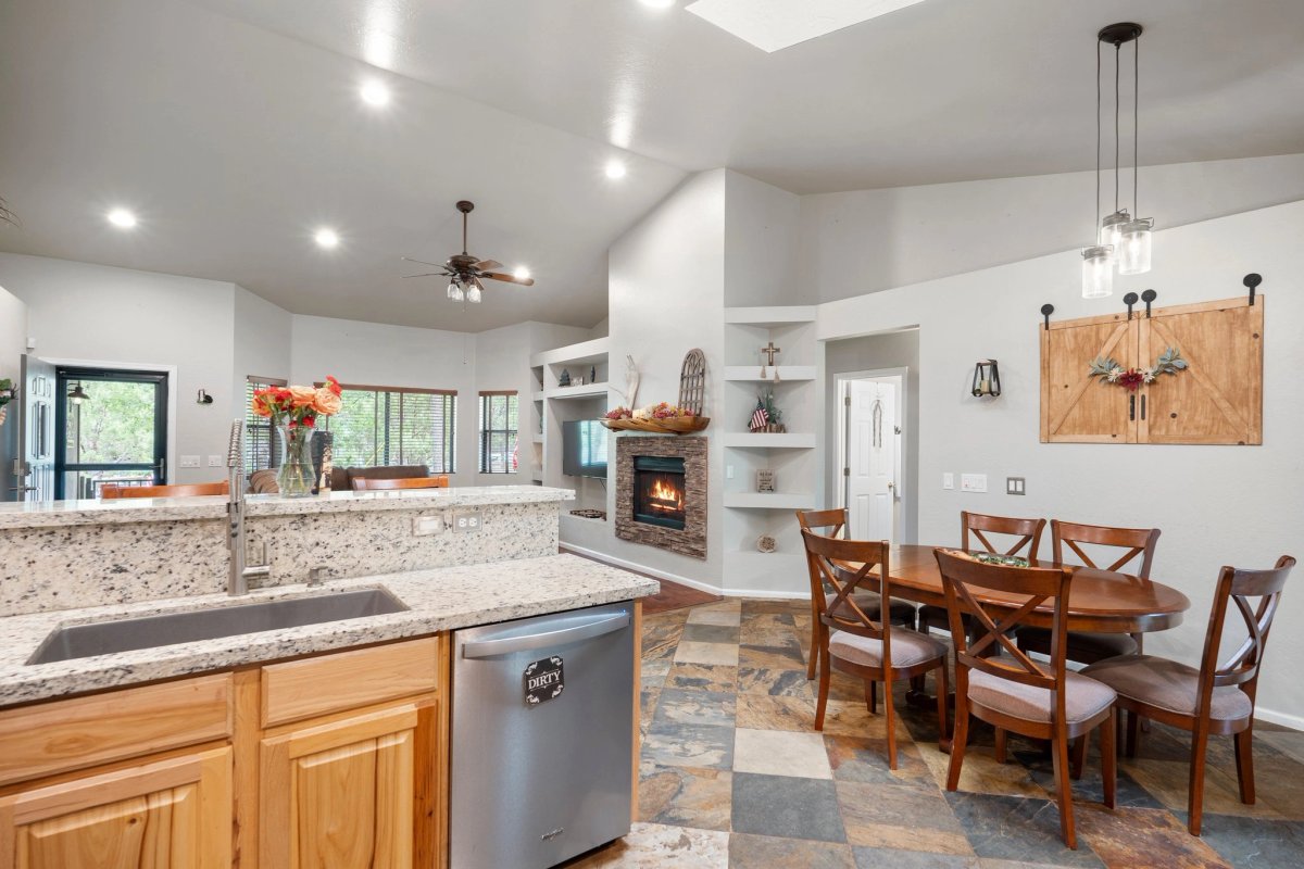 Living room & kitchen, photo 10