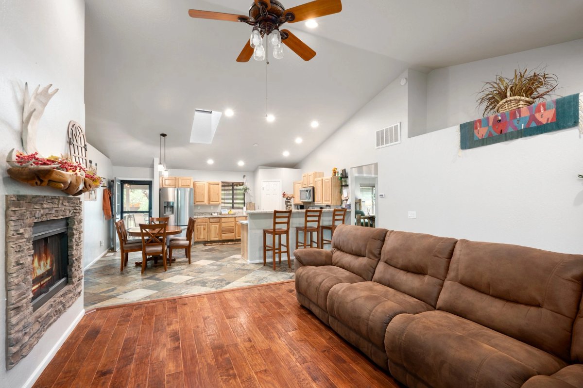 Living room & kitchen, photo 2