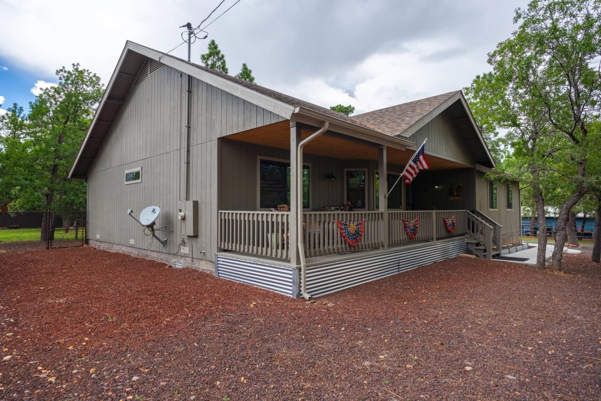 Exterior of the Lakeside AZ cabin near Rainbow Lake